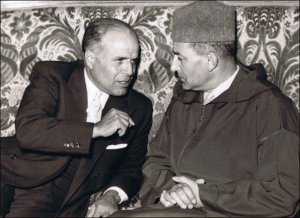 كان القادة الجزائريون في طريقهم إلى تونس للاجتماع بمحمد الخامس وبورقيبة